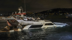 İstanbul'da içinde yangın çıkan tekne söndürme çalışmaları sırasında battı