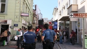 İzmir'de otelde çıkan yangında 3 kişi dumandan etkilendi