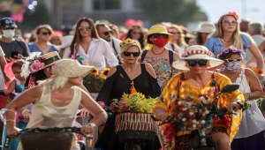 İzmir'de, "Süslü Kadınlar Bisiklet Turu"nun 9'uncusu yapıldı