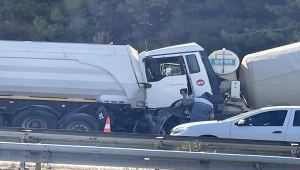 İzmir'de tıra arkadan çarpan kamyonun sürücüsü ağır yaralandı