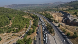 İzmir'deki kazada alev alan otomobilde ölen 4 kişinin cenazeleri Balıkesir'de defnedildi