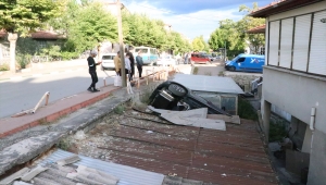 Karabük'te evin bahçesine devrilen otomobilin sürücüsü yaralandı
