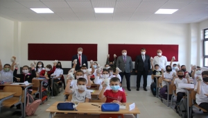 Karabük'te öğrenciler kendilerine dağıtılan mamalarla sokak hayvanlarını besleyecek