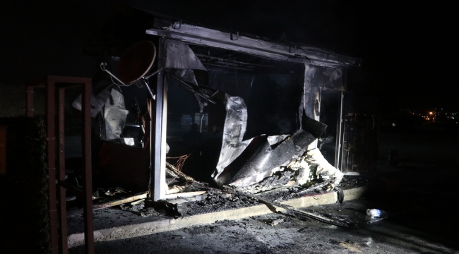 Kayseri'de işten çıkarıldığı belirtilen kepçe operatörü iş makinesi ve güvenlik kulübesini yaktı