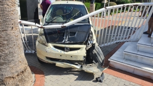 KKTC'de kontrolden çıkan araç Meclis bahçesine girdi