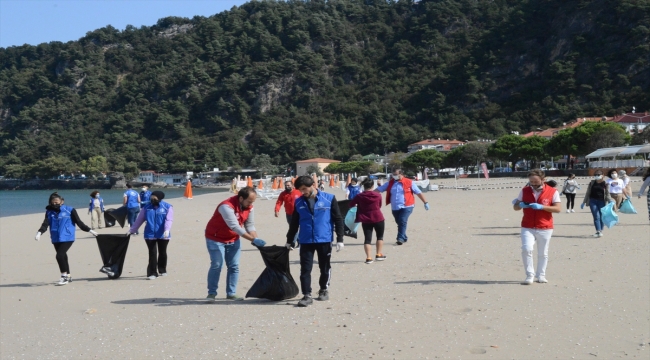 Kocaeli ve Bartın'da gönüllüler sahilleri temizledi