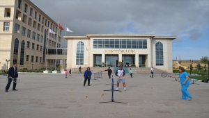 Kütahya'da rektörler ve akademisyenler sokak tenisi oynadı