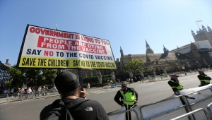 Londra'da Kovid-19 kısıtlamaları ve aşı pasaportu karşıtları parlamento önünde gösteri düzenledi