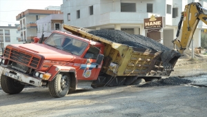 Mersin'de asfalt yüklü kamyon çöken yolda sıkıştı