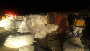 Mersin'de saman yüklü kamyon devrildi: 1 ölü, 2 yaralı