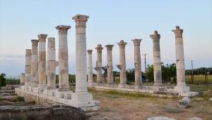Mersin'deki kazılarda gök bilimci ve şair Aratos'un anıt mezarının olduğu değerlendirilen yapının zeminine ulaşıldı