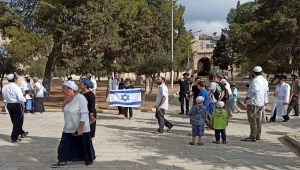 Mescid-i Aksa'ya baskın düzenleyen fanatik Yahudiler Harem-i Şerif'te İsrail bayrağı açtı