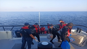 Muğla açıklarında Türk kara sularına geri itilen 16 düzensiz göçmen kurtarıldı