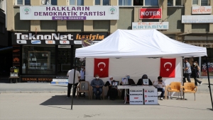 Muş'ta çocukları PKK'lı teröristlerce dağa kaçırılan ailelerin HDP binası önündeki eylemi sürüyor