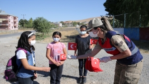 Muş'ta jandarma ekipleri köy çocuklarının okul heyecanına ortak oldu
