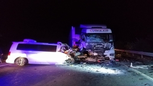 Niğde'de tırla çarpışan minibüsün sürücüsü hayatını kaybetti
