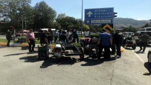 Otomobille çarpışan motosikletin sürücüsüne vatandaşlar yardım etti