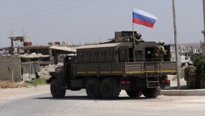 Rus askerleri, Dera'da ara buluculuk ettikleri anlaşmayla Esed rejiminin kuşattığı mahalleye girdi