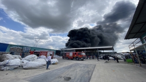 Sakarya'da geri dönüşüm fabrikasında çıkan ve palet üretim tesisine sıçrayan yangına müdahale ediliyor