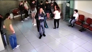 Siirt'te duruşma salonuna avukat cübbesiyle girmeye çalışırken yakalanan kişi adliyeye sevk edildi