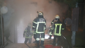 Talas'ta yan yana 3 dükkan yandı