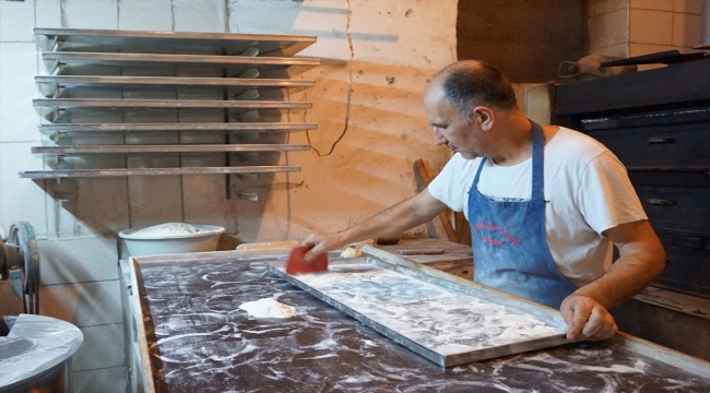 Tarihi handaki Osmanlı fırınında çeyrek asırdır talaşla pide pişiriyor