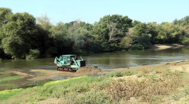 Taşkın riskini azaltmak için Tunca Nehri yatağında başlatılan kum temizliği sürüyor 