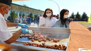 Tekirdağ'da üniversitenin yeni öğrencilerine kentin meşhur köftesi ikram edildi