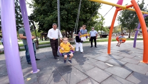 Tokat Belediye Başkanı Eroğlu ikizlerin "aynı renkte salıncak" isteğini yerine getirdi