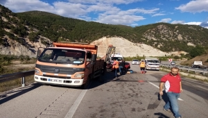 Tokat'ta kamyona arkadan çarpan otomobildeki kadın hayatını kaybetti, 2 kişi yaralandı