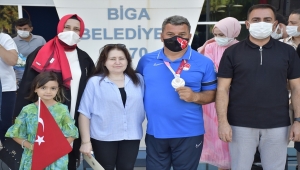 Tokyo'da gümüş madalya kazanan paralimpik okçu Bülent Korkmaz, memleketi Biga'da coşkuyla karşılandı