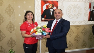Tokyo Paralimpik Oyunları'nda bronz madalya kazanan Zeynep Çelik, Cumhuriyet altını ile ödüllendirildi