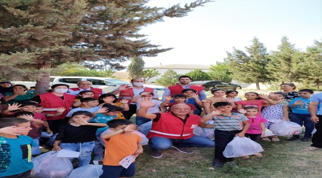 Türk Kızılay, Karabağ'daki çocuklara kırtasiye ve giysi yardımı yaptı