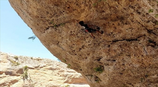 Türkiye'nin en zorlu kaya rotalarından birini 14 yaşında tırmandı 