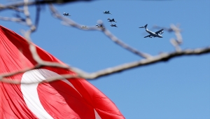Türkiye ve Azerbaycan uçakları İstanbul Boğazı semalarında selamlama uçuşu yaptı