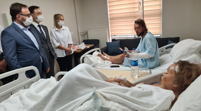 Ukrayna'nın Antalya Konsolosu Rustamov, kazada yaralanan turistleri hastanede ziyaret etti