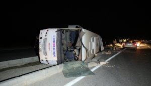 Uşak'ta devrilen işçi servisindeki 10 kişi yaralandı