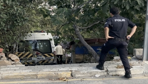 Üsküdar'da okul servis minibüsü evin bahçe duvarına çarptı