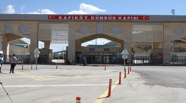 Van'da 19 aydır kapalı Kapıköy Gümrük Kapısı'ndan geçişler başladı