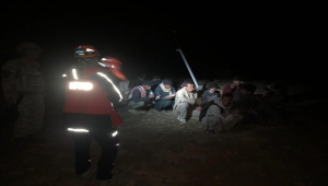 Van'da yaralı halde kayalıklarda mahsur kalan düzensiz göçmeni ekipler kurtardı