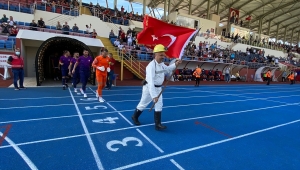 Zonguldak'ta futbolcular, 2. Lig maçına maden ocaklarının girişini andıran tünellerden geçerek çıktı