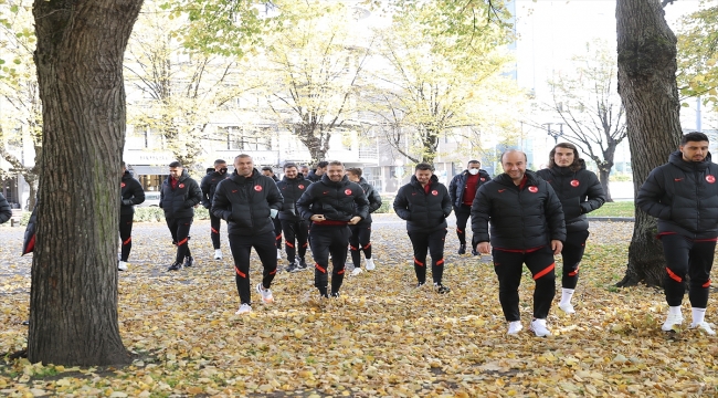 A Milli Futbol Takımı, Letonya maçı öncesinde Riga'da yürüyüş yaptı