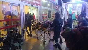 Adana'da devrilen motosikletteki karı koca yaralandı