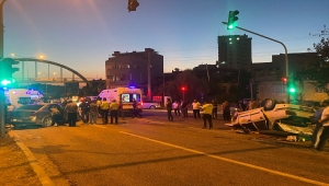 Adana'da iki otomobilin çarpıştığı kazada 3 kişi yaralandı