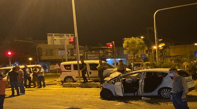 Adana'da meydana gelen trafik kazasında 2'si polis 5 kişi yaralandı