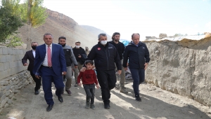 AFAD Başkanı Sezer, Van'da deprem ve selin yaşandığı mahallelerde incelemelerde bulundu: