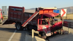 Afyonkarahisar'da otomobille kamyonetin çarpışması sonucu 3 kişi öldü, bir kişi yaralandı