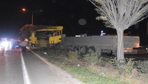 Afyonkarahisar'da tırın devirdiği aydınlatma direği minibüsün ön camından girdi