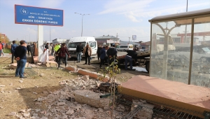 Ağrı'da servis minibüsü duraktaki öğrenciye ve duvara çarptı, 7 öğrenci yaralandı