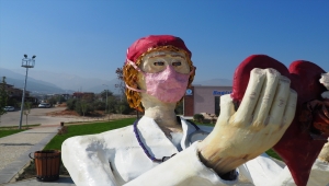 AK Parti'li Özkan, tartışılan "sağlıkçı heykellerinin" kaldırılmasını istedi